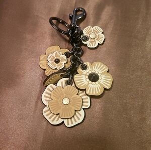 ❌ SOLD ON ANOTHER PLATFORM❌🏵️Coach Tearose Keychain Charm in Cream and Tan🏵️
